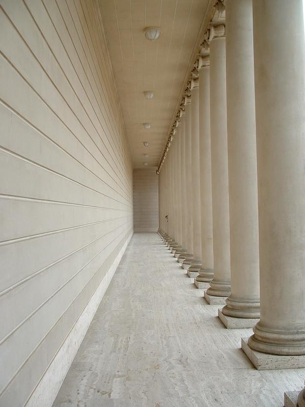 Jo peaking out from behind some columns, at the Palace of the Legion of Honour, San Francisco